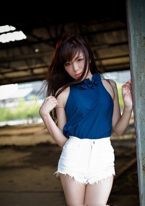 白皙光滑长腿美女娇柔可人厂房废墟写真图片
