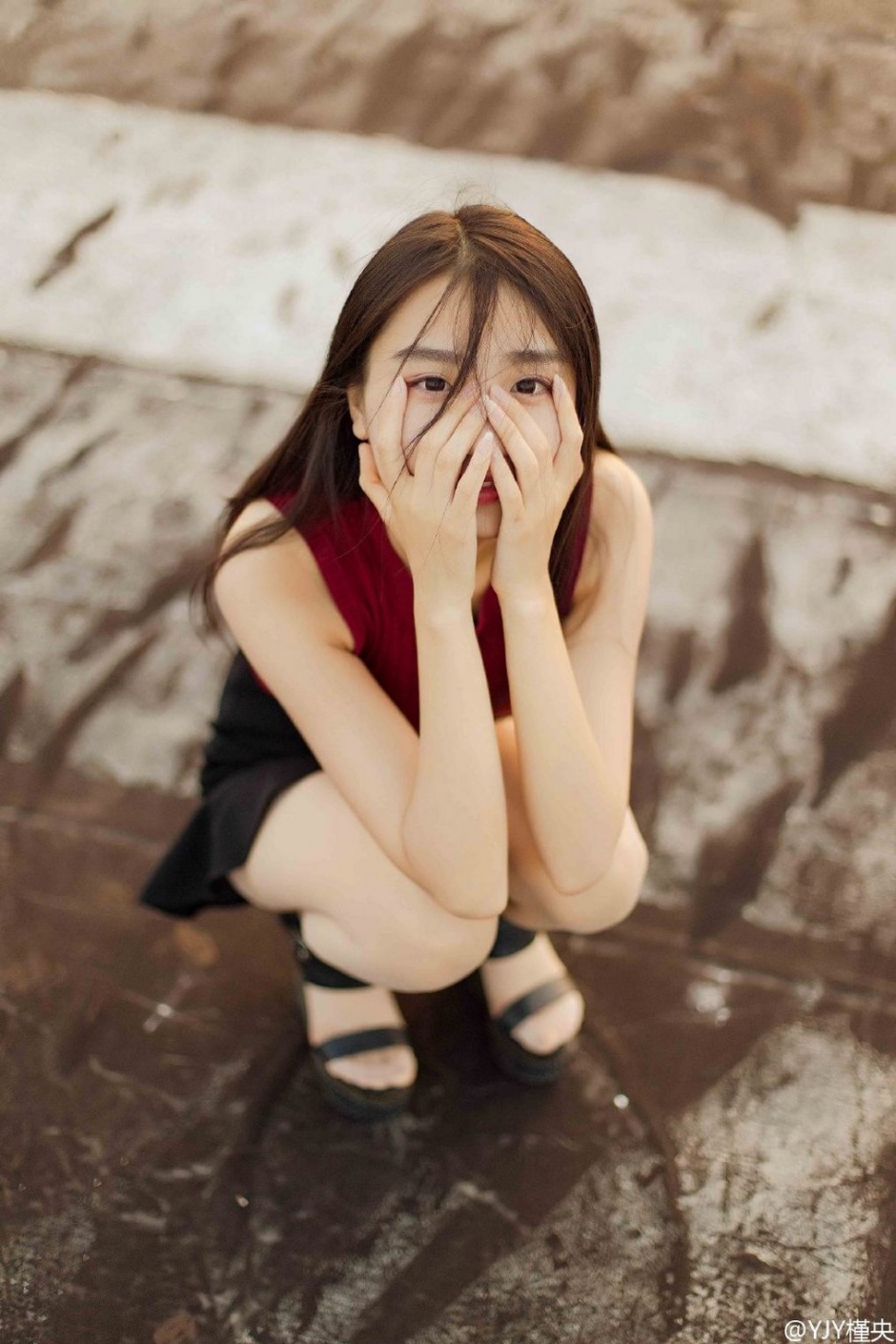 气质女神烈焰红唇迷人写真照