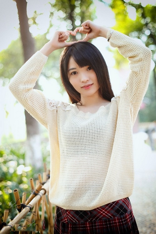 清纯白皙大眼美女缕空毛衣公园气质写真