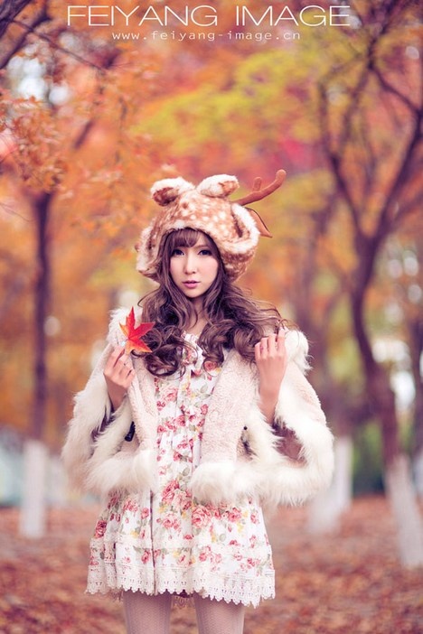 卷发羊毛衣御姐高贵气质深秋枫林美腿写真图片