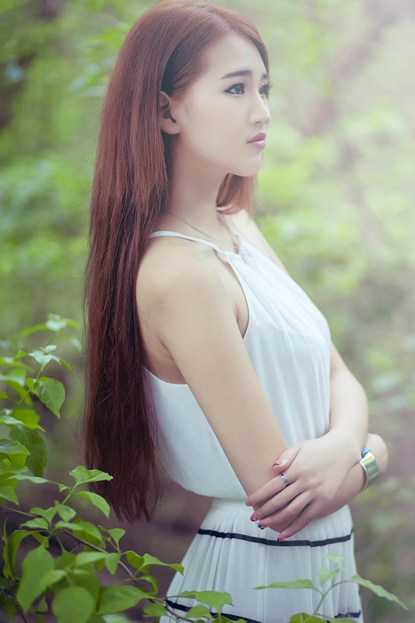 清纯美女野外长裙纯白写真照