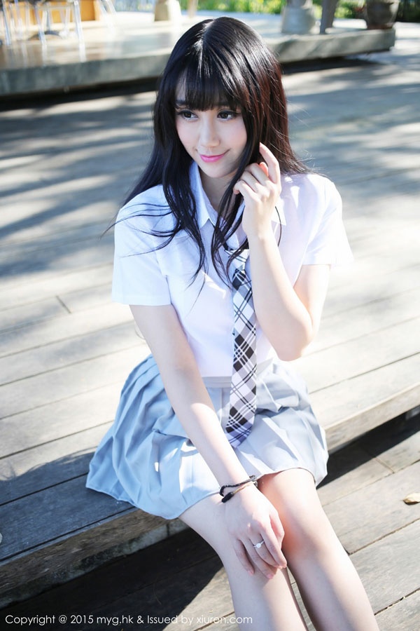 90后清纯美女校花校园清新可人写真图片