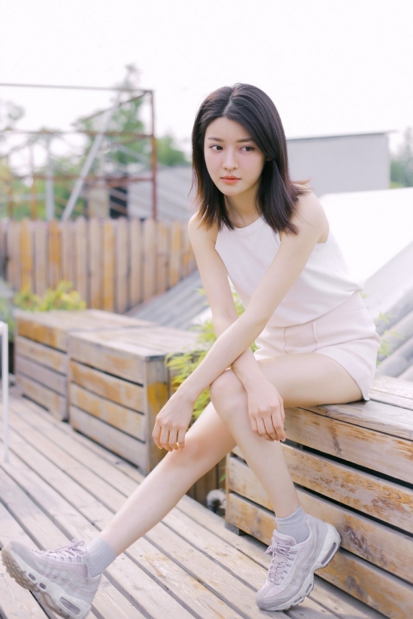 神似舒淇清纯白嫩短发熟女时尚魅力生活写真图片