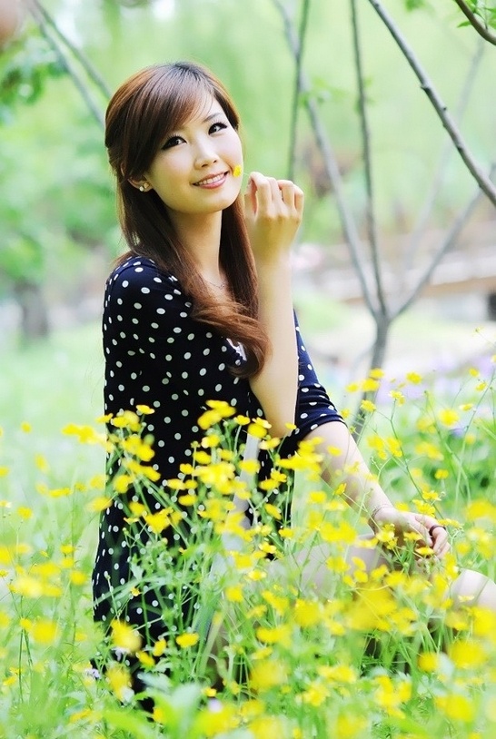 气质养眼冻龄美女户外与油菜花唯美写真