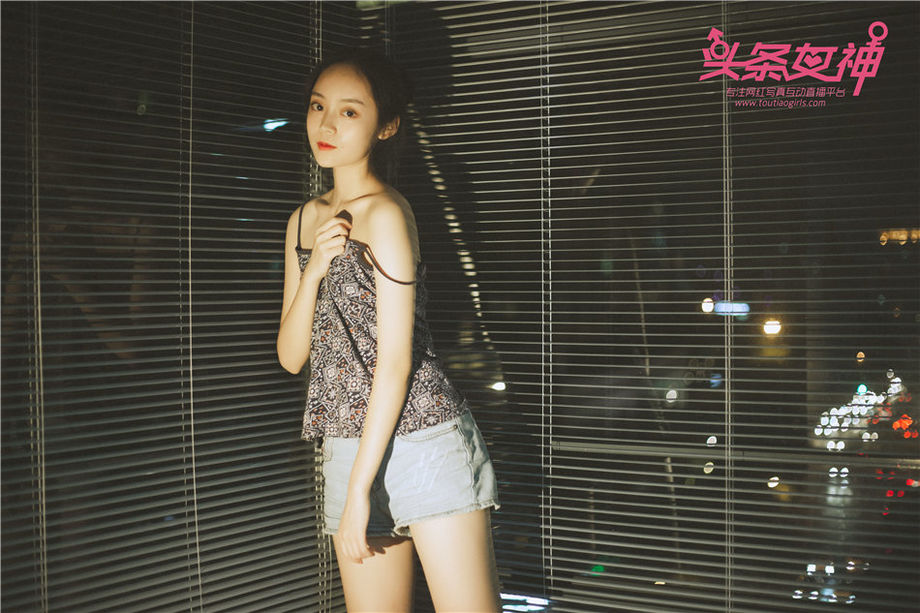 吊带睡衣美女天使酒店床上性感美腿惹火私房写真图片