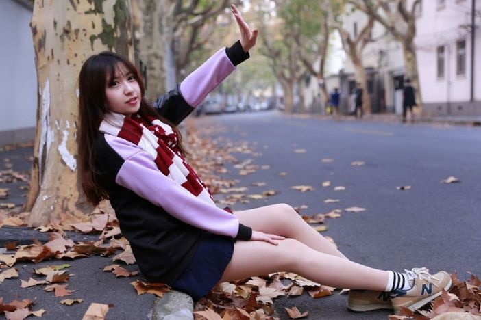 00后清纯稚嫩少女街头白皙长腿美拍图片