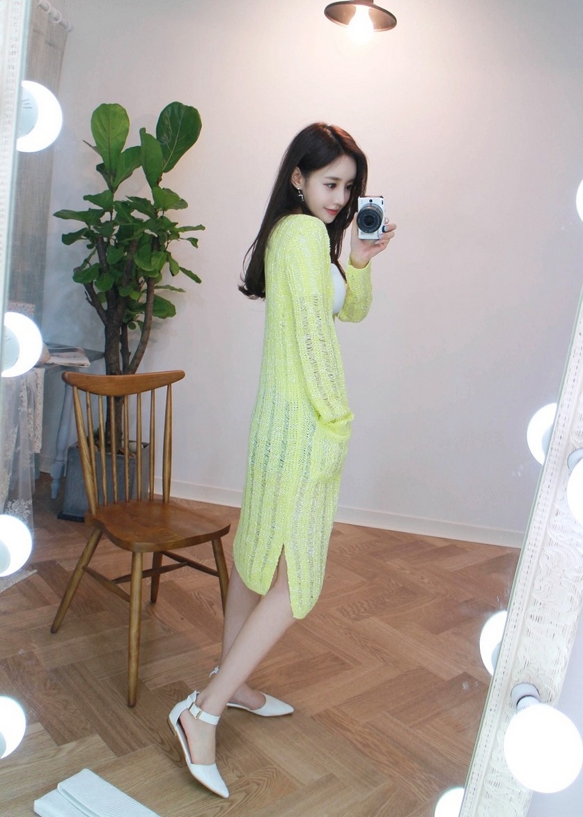 人气美女百变时尚化妆镜前诱人自拍秀美腿