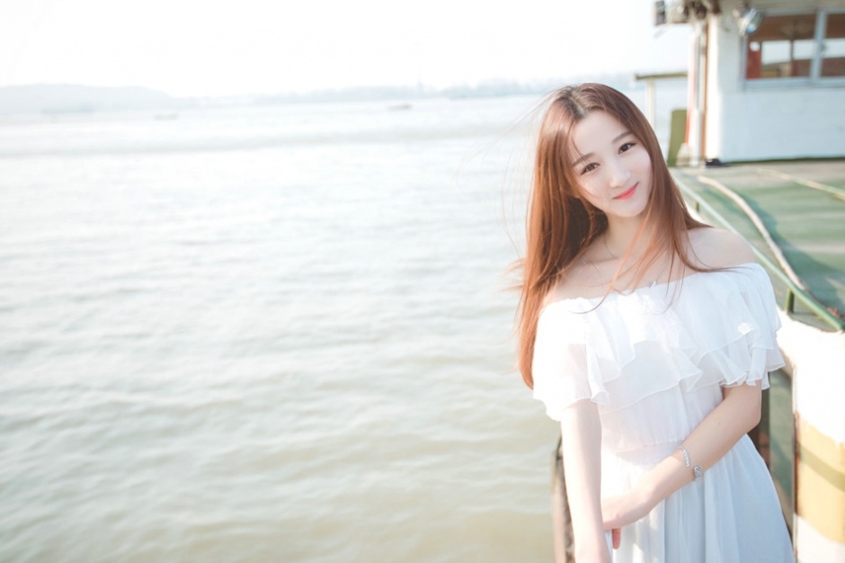 清纯美女江边白色纱裙飘逸动人甜美写真