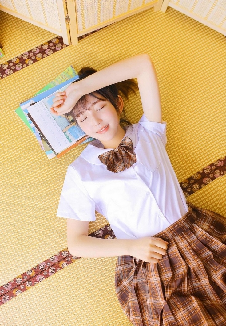 清新甜美清纯学生妹短裙美腿写真图片