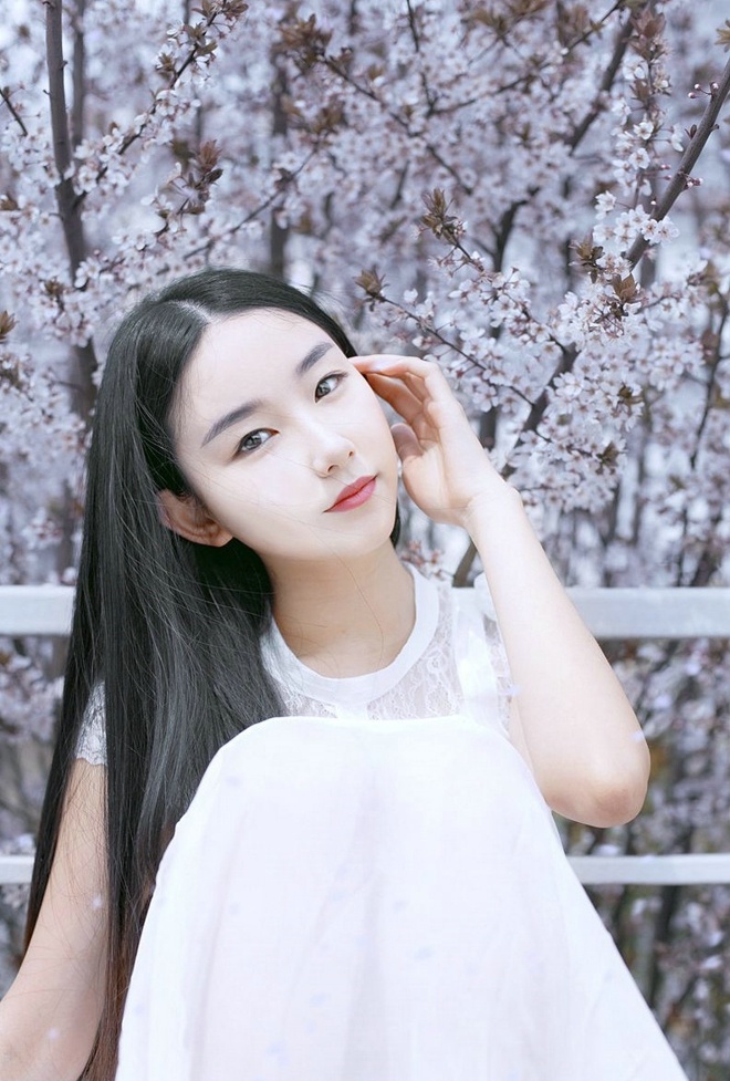 清纯长发甜美少女户外迷人俏皮写真