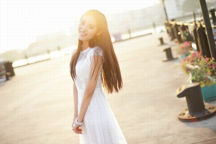清纯美女赵洁夕阳下白色长裙明艳唯美写真图片
