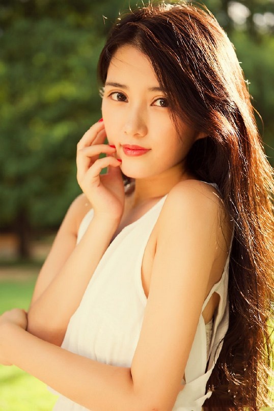 清纯长发少气质美女户外阳光活力写真图片