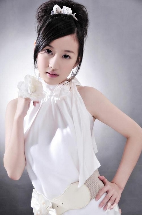 俏皮可人清纯90后美女刘美含艺术照