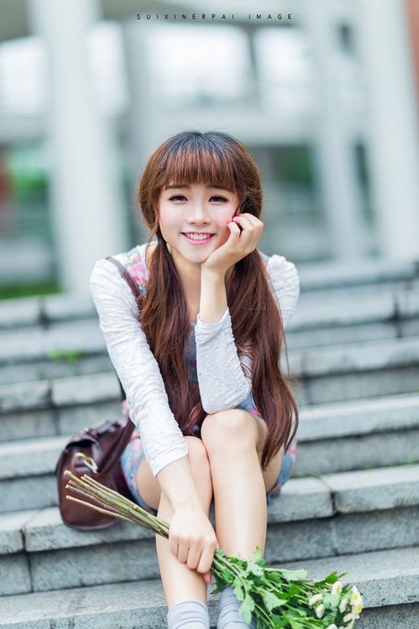 天真烂漫清纯萝莉Loli户外甜笑迷人写真