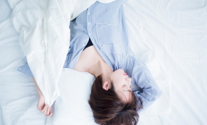 性感吊带短发美女私房秀白嫩香肩锁骨图片