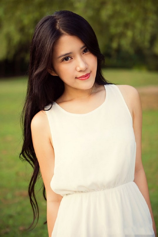 清纯长发少气质美女户外阳光活力写真图片