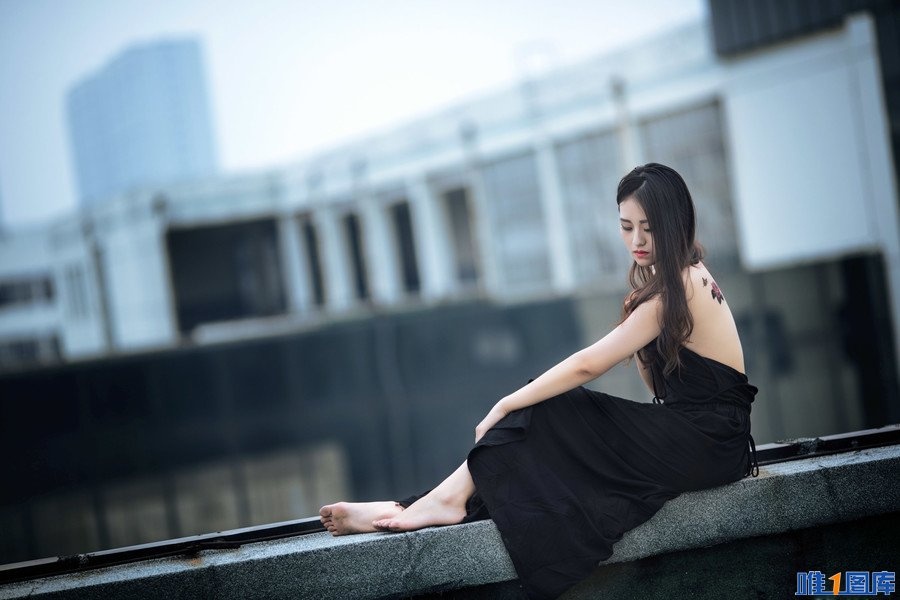 黑色性感长裙美女天台冷艳写真