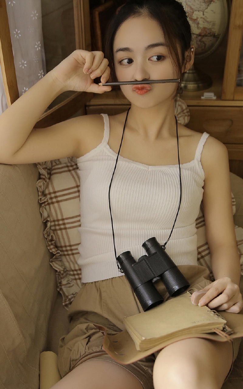 麻花辫美女吊带短裤白丝长腿诱惑图片