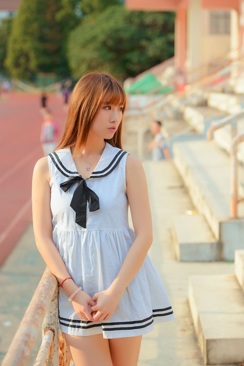 白皙甜美校花少女超短连衣裙秀美腿