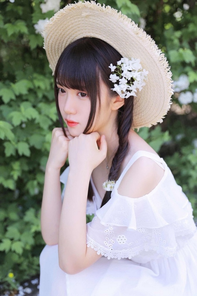 清纯白裙花仙子私房小露玉背性感写真图片