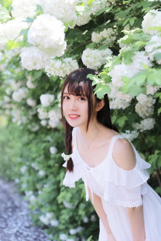 清纯白裙花仙子私房小露玉背性感写真图片