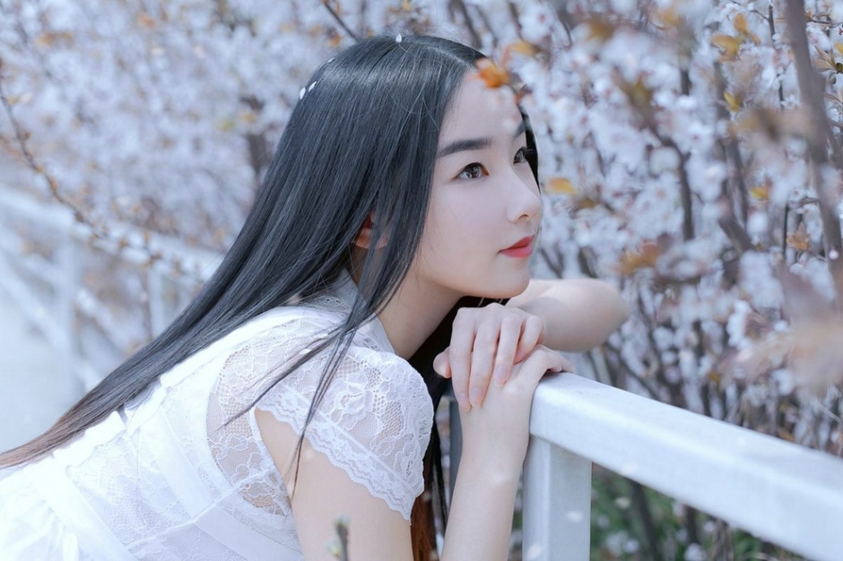 清纯长发甜美少女户外迷人俏皮写真