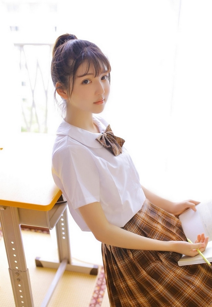 清新甜美清纯学生妹短裙美腿写真图片
