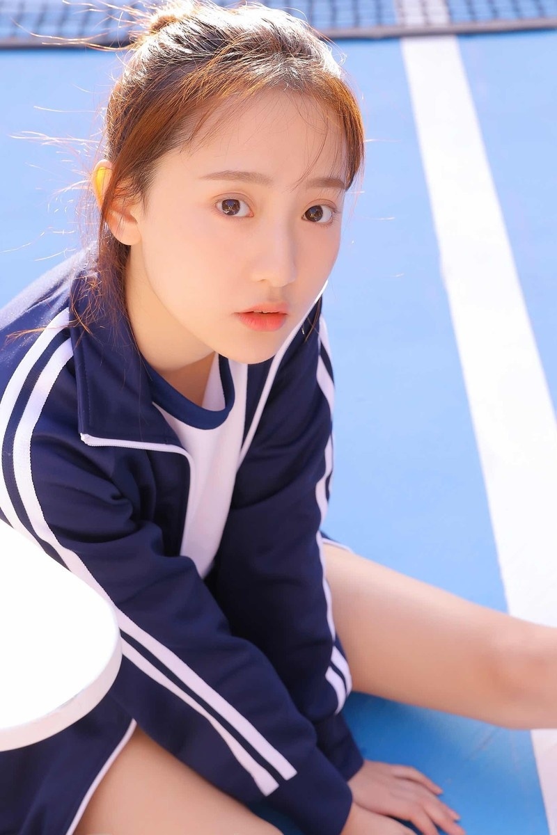 阳光鸭舌帽少女户外运动制服性感写真图片