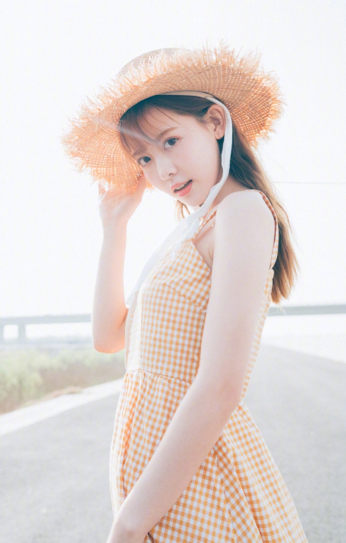 文艺范美女长发披肩五官清秀户外图片