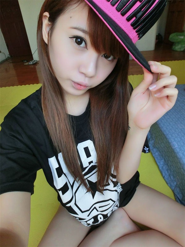 俏皮白嫩萝莉可爱迷人私房小露酥胸自拍