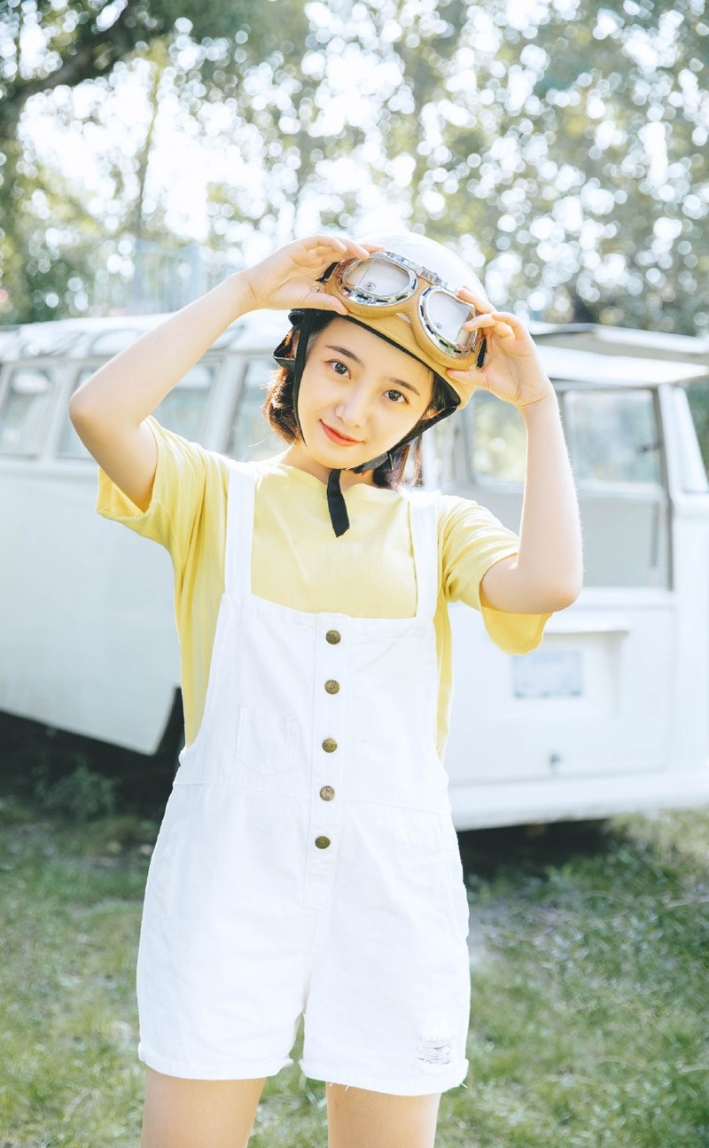 元气短发少女背带短裤修长美腿户外图片