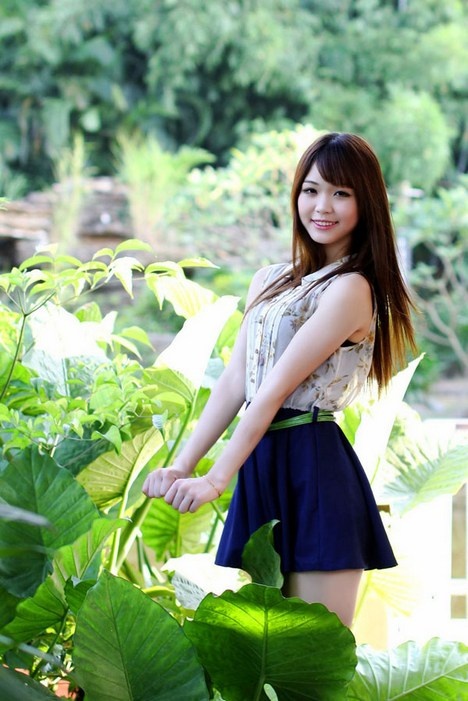 笑容超甜刘海美女户外阳光魅力写真图片