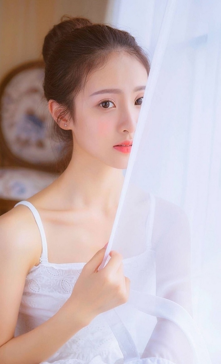 丸子头清纯美少女抹胸吊带秀雅绝俗写真图片