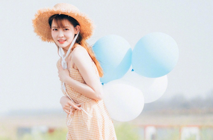 文艺范美女长发披肩五官清秀户外图片