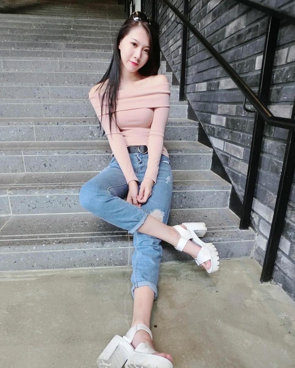 台湾大胸美女刘雨芩靓丽性感自拍写真图片