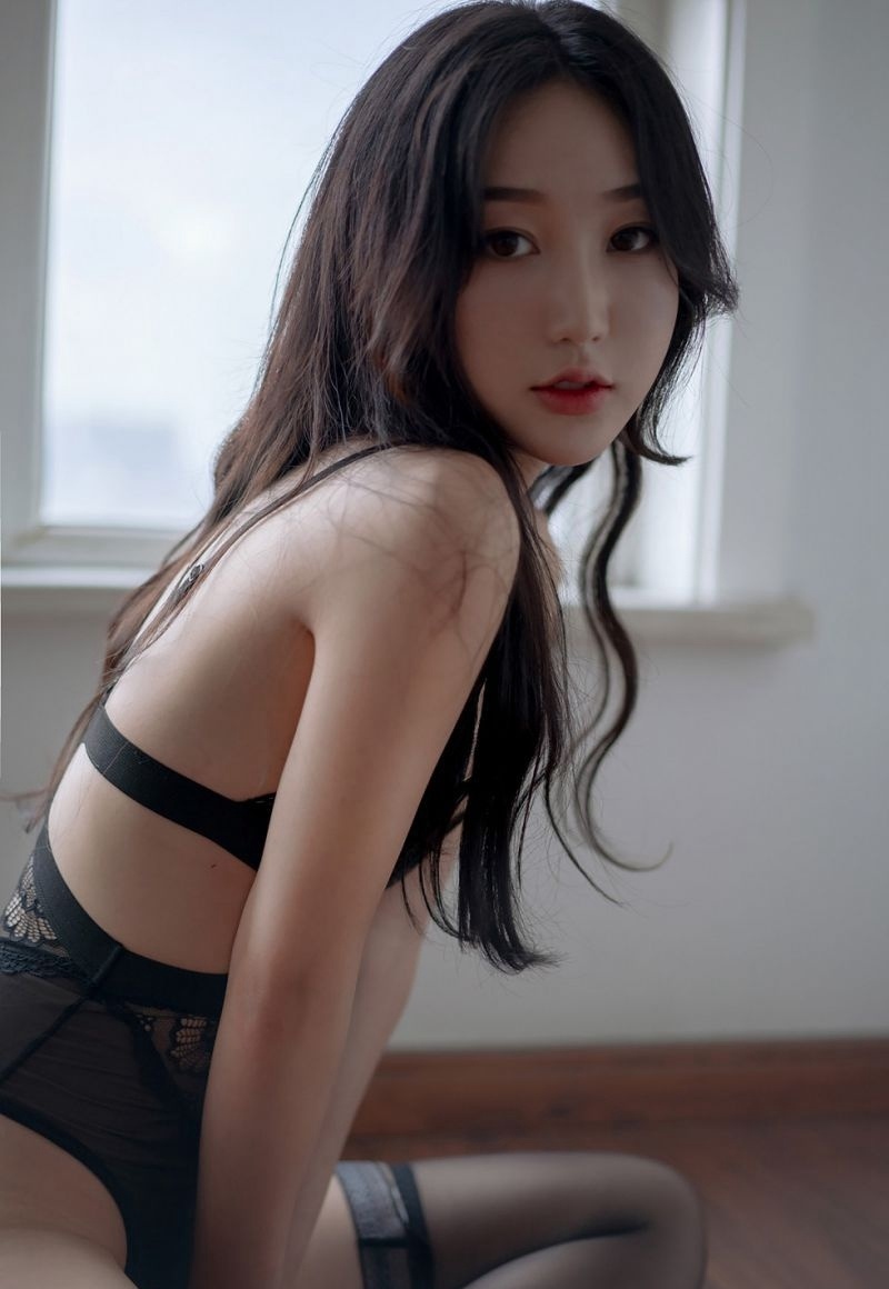 00后美少女小九月黑丝连体情趣衣蕾丝袜性感诱惑图片