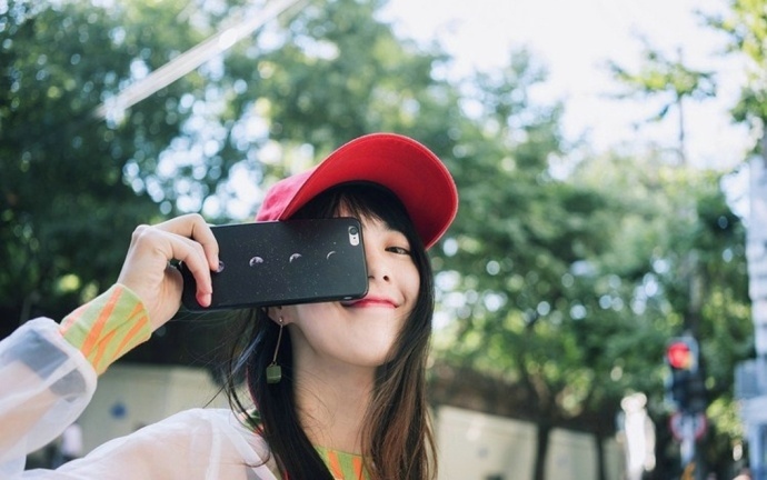 阳光娇俏时尚美女个性不羁街头户外摄影图片