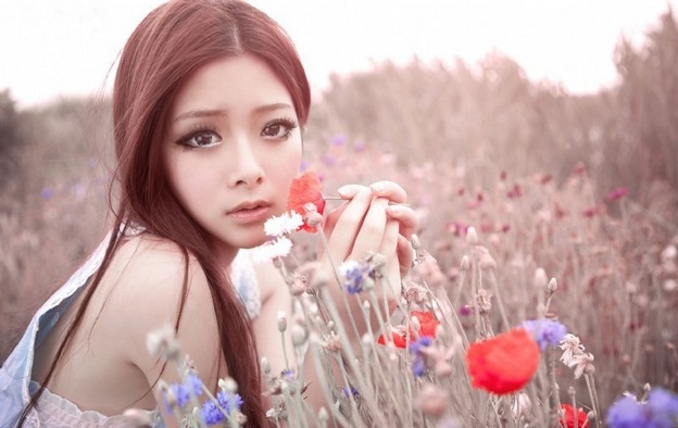 超漂亮的清纯气质混血美女花丛中梦幻写真