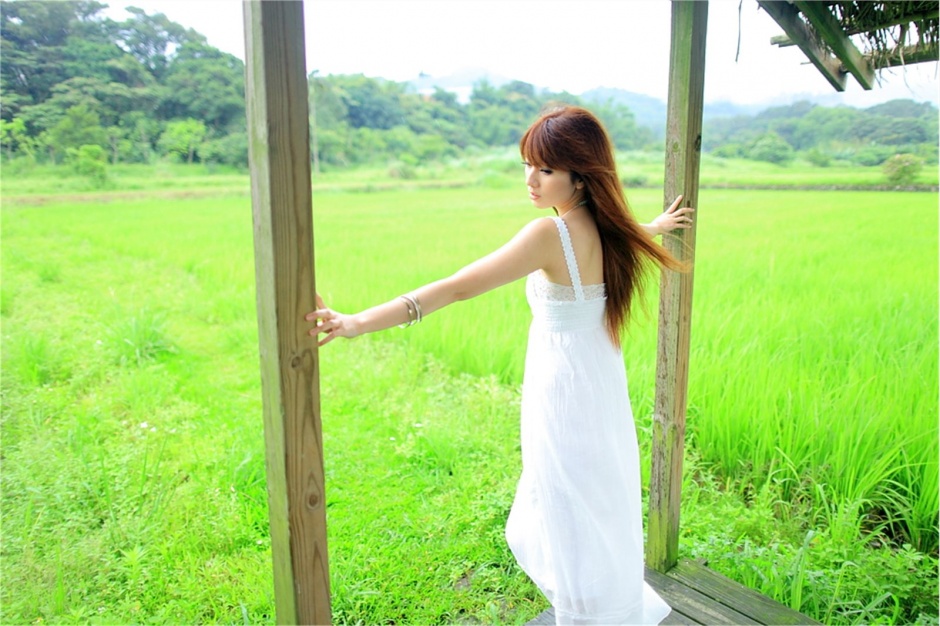 台湾清纯美女小静演绎绿茵从中的白仙子唯美写真