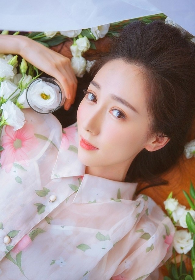 国色天香美少女精致粉嫩容颜双眸迷人写真图片