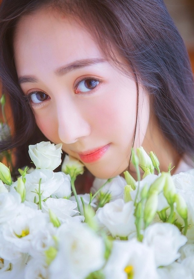 国色天香美少女精致粉嫩容颜双眸迷人写真图片