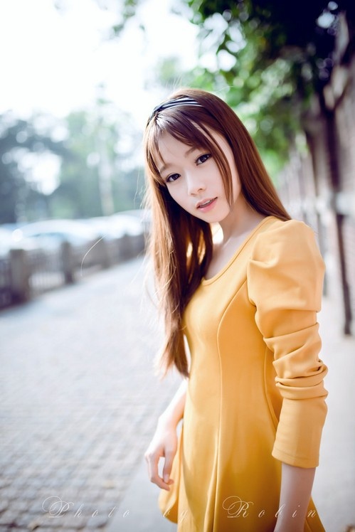 90后高颜值美女黄色短裙户外唯美写真图片