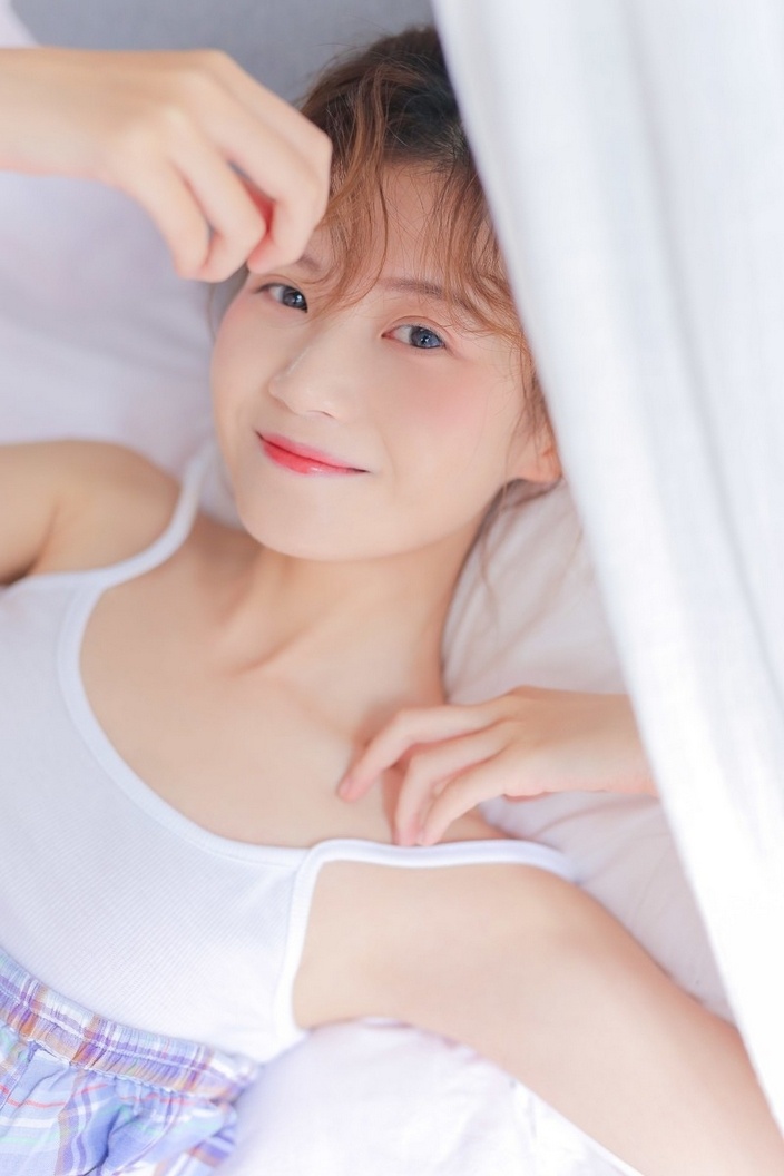 千娇百媚清纯少女性感吊带床上撩人写真图片