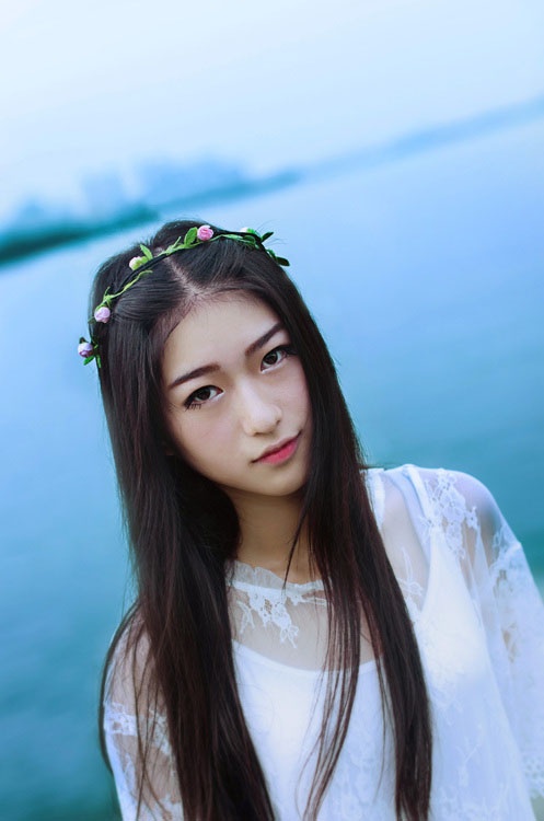 网红女神海边白色长裙秀丽脱俗写真图片