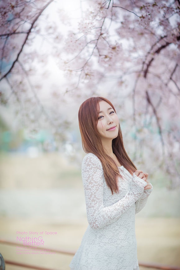 韩国美女金多蕴烂漫樱花下性感妖娆美拍图
