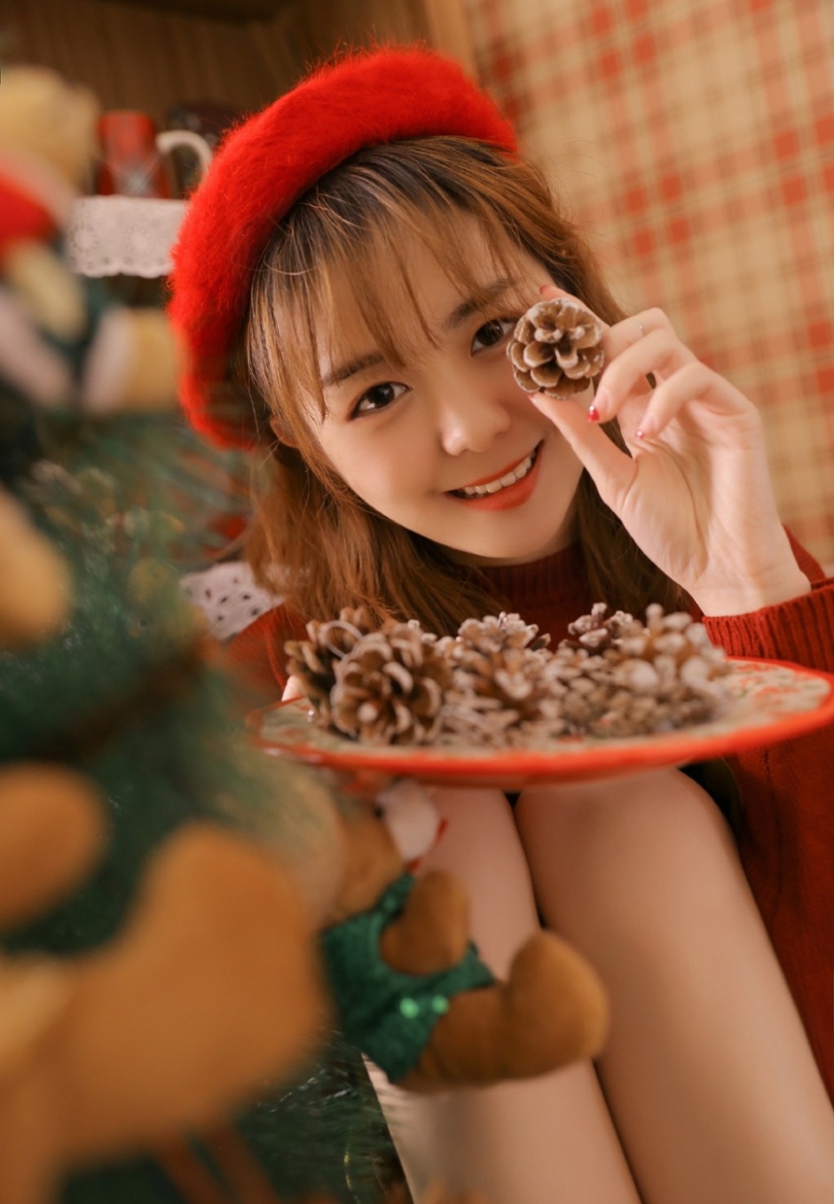 00后童颜萝莉圣诞装室内甜美迷人写真图片
