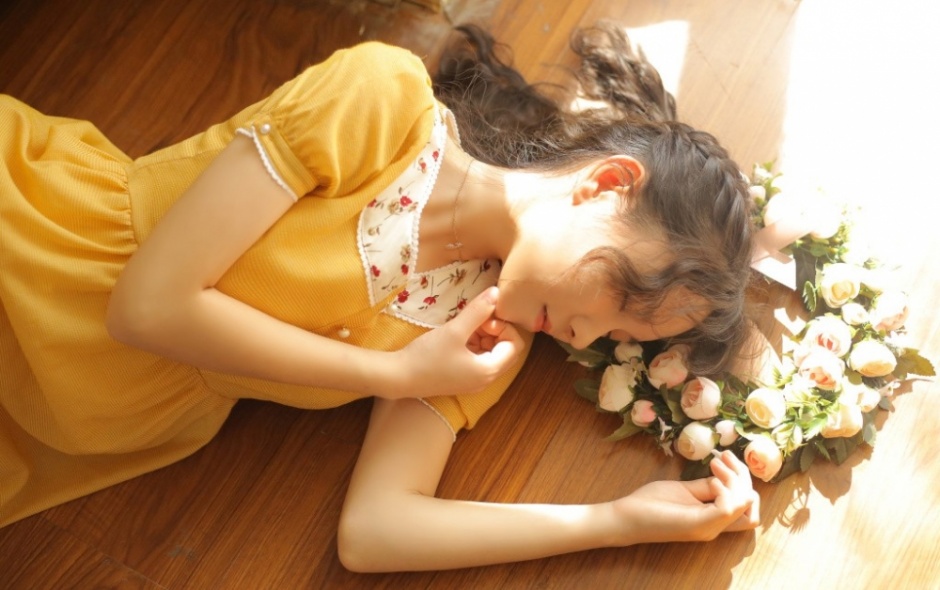 清新国模少女惬意午后治愈系个人艺术写真图片