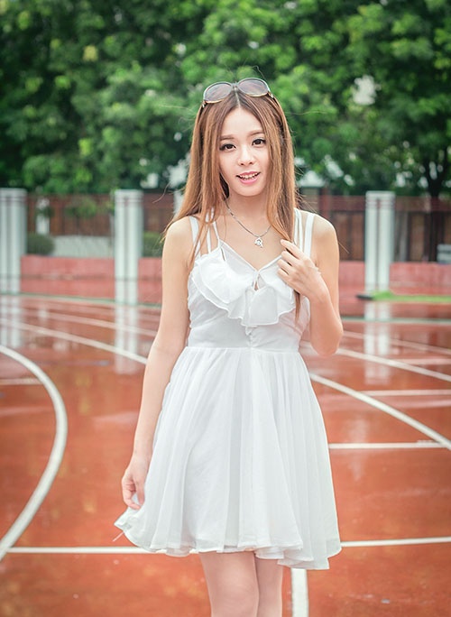 清纯少女长发白色短裙雨后操场唯美写真照