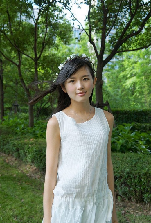 超人气清纯美女钟恩淇户外摄影图片