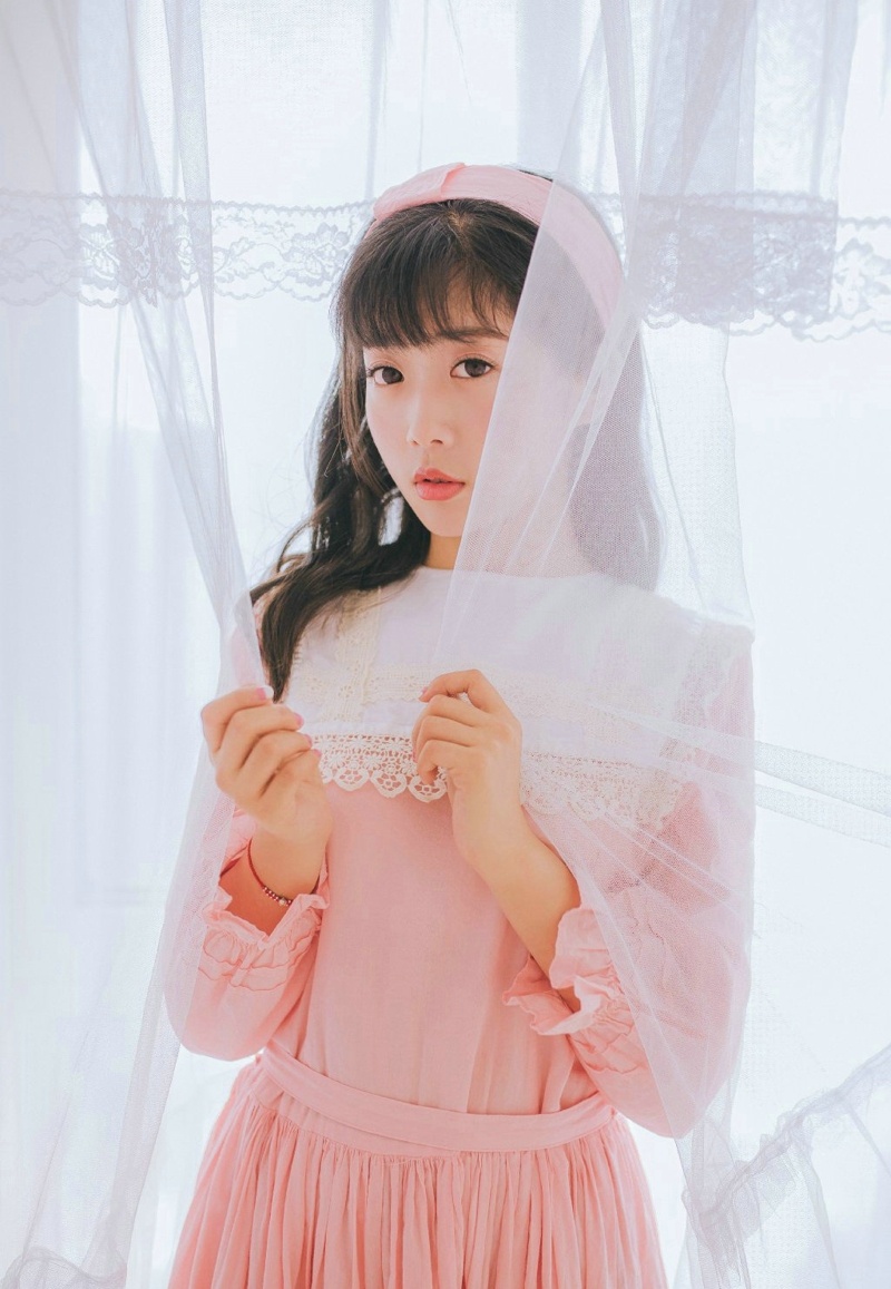 00后粉嫩少女清新甜美迷人私房写真照